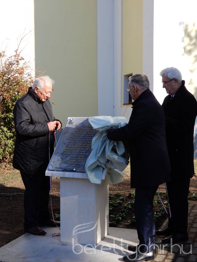 Emléktábla avatás 08